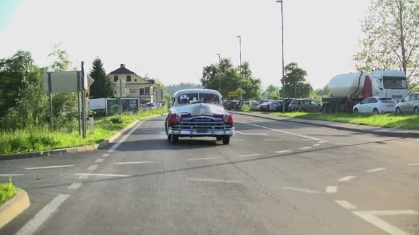 coches antiguos crucero por la calle
 - Metraje, vídeo