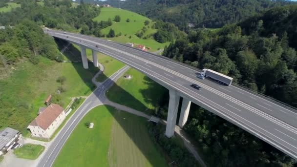 Grand pont d'une autoroute dans une nature
 - Séquence, vidéo