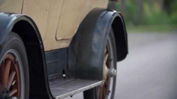 Les roues de la vieille voiture font demi-tour
 - Séquence, vidéo