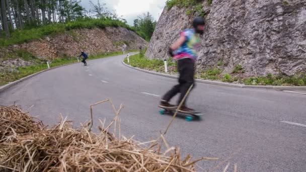 Longboard Skater poczuć wiatr jak jego styl życia - Materiał filmowy, wideo