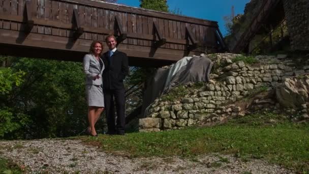 A romok közepén álló üzleti házaspár - Felvétel, videó