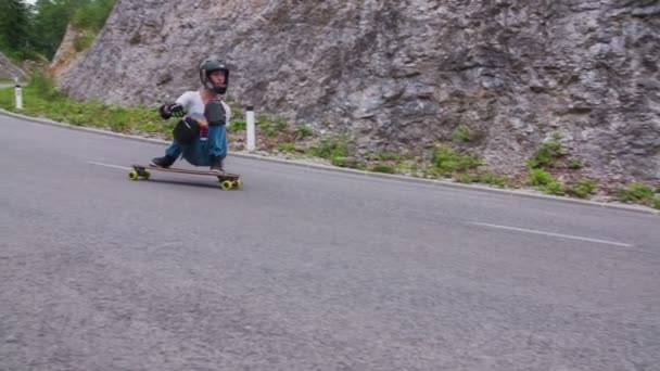 Adrenalinowy styl życia niebezpiecznych łyżwiarzy - Materiał filmowy, wideo