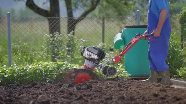 Persona que trabaja en el jardín
 - Metraje, vídeo
