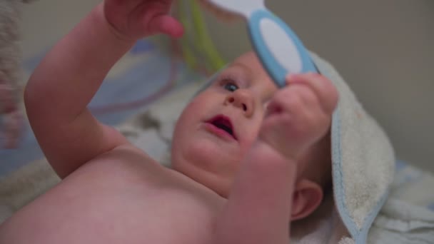 Darabos a gyermek arcát, fürdés után - Felvétel, videó