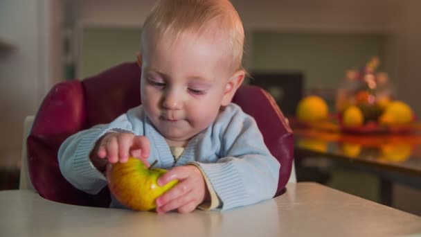 παιδί με μισή μήλο στα χέρια του - Πλάνα, βίντεο
