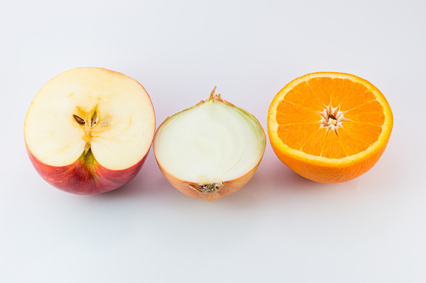 Beyaz bir arka plan üzerinde elma, portakal ve soğan taze kesilmiş / yarım - Fotoğraf, Görsel