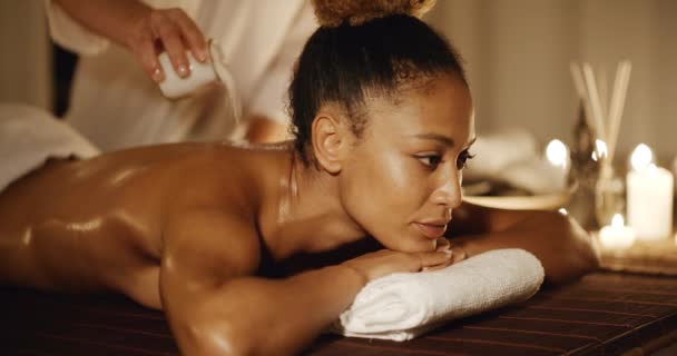 Terapeuta haciendo masaje corporal
 - Metraje, vídeo