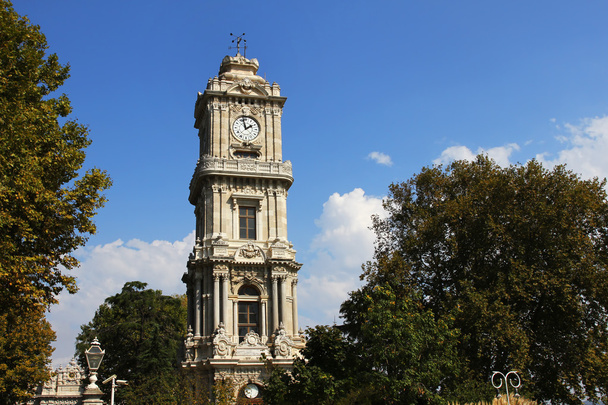 Torre del reloj en dolmabahce palacio
 - Foto, Imagen