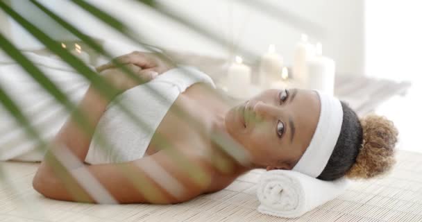 naplopó wellness központjában fekvő nő - Felvétel, videó