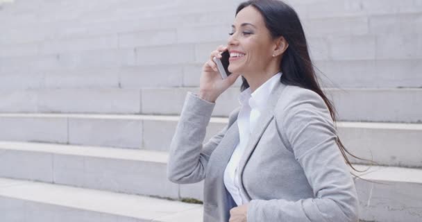 businesswoman on marble stairs talking on phone - Metraje, vídeo