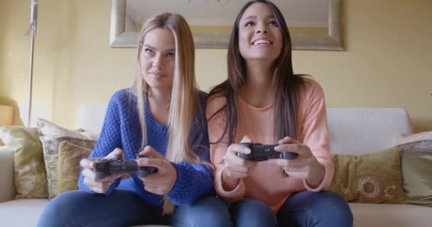 mujeres jugando videojuegos en el sofá
 - Metraje, vídeo