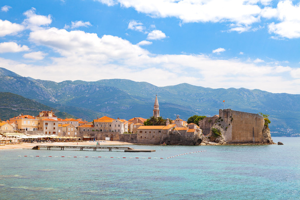 Budvan rannikko, ranta ja vanha kaupunki, Montenegro
, - Valokuva, kuva