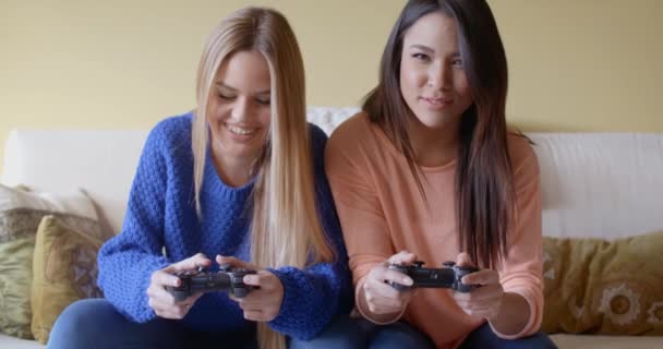 vrouwen spelen van videogames op Bank - Video