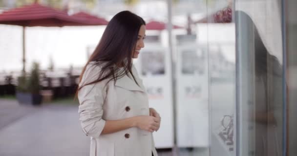 Frau kauft in städtischem Einkaufszentrum ein - Filmmaterial, Video