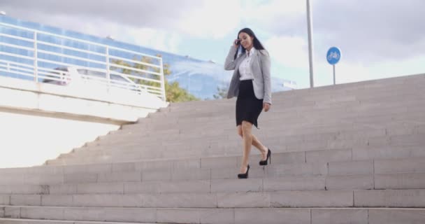 Üzletasszony séta le a lépcsőn - Felvétel, videó