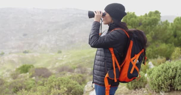mujer disfrutando de caminata brumosa en las montañas
 - Imágenes, Vídeo