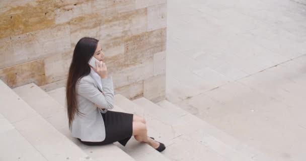 деловая женщина на мраморной лестнице разговаривает по телефону
 - Кадры, видео