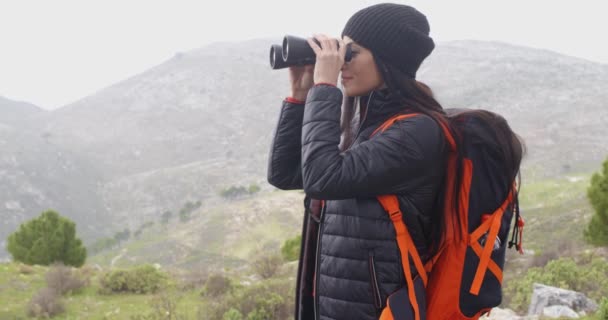 woman enjoying misty hike in mountains - Záběry, video