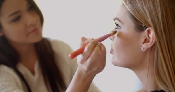 vrouw maken aan meisje make-up - Video