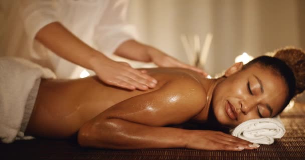 mulher desfrutando de tratamento de spa e massagem
 - Filmagem, Vídeo