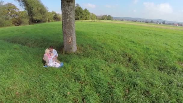 Familie mit kleinem Kind an einem magischen Ort - Filmmaterial, Video