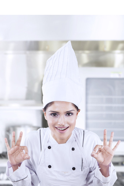 Chef-kok weergegeven: Ok ondertekenen in keuken - Foto, afbeelding