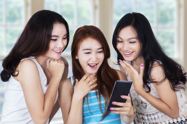 Šťastné holky chatování s mobilním telefonem - Fotografie, Obrázek