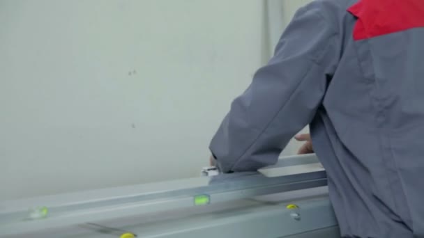 Εργαζόμενος τακτοποίηση μεταλλικό σκελετό ένα πάνω στο άλλο - Πλάνα, βίντεο