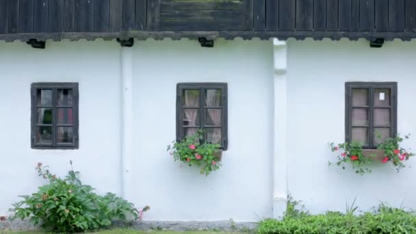 Tarihi köy house ile ahşap pencere eşiği - Video, Çekim