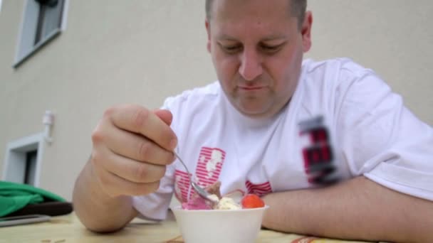 l'uomo sta mangiando gelato con le fragole
 - Filmati, video