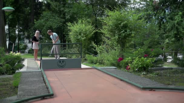 couple playing mini golf - Footage, Video