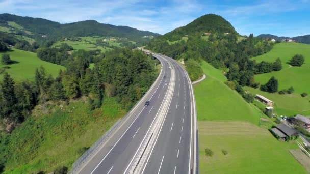 Droga z autostrady w naturze - Materiał filmowy, wideo