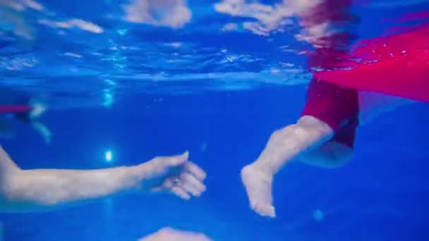 chico siendo liberado para empezar a nadar
  - Metraje, vídeo