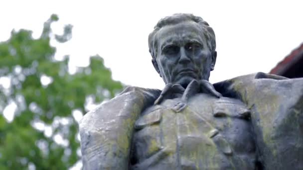 standbeeld van de dictator Maarschalk Tito in zijn geboortestad - Video