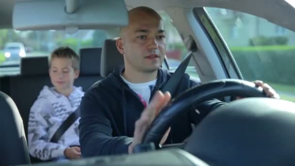 Tyytymätön isä ajaa lapsen autoon
 - Materiaali, video