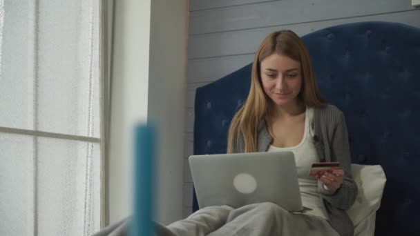 若い女の子はインターネット上で商品を購入 - 映像、動画