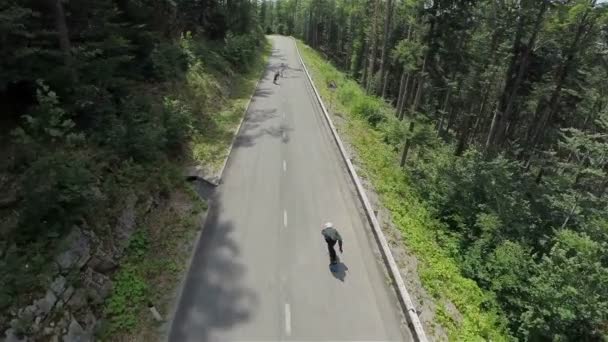 korcsolyázó-és Longboard-vezetés a lucfenyő erdőben - Felvétel, videó
