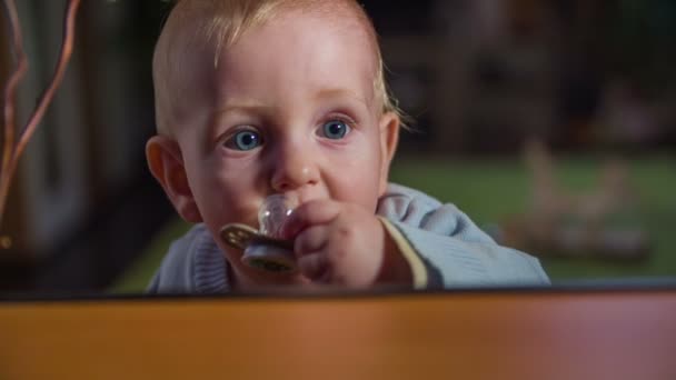 baby zetten de fopspeen in zijn mond - Video