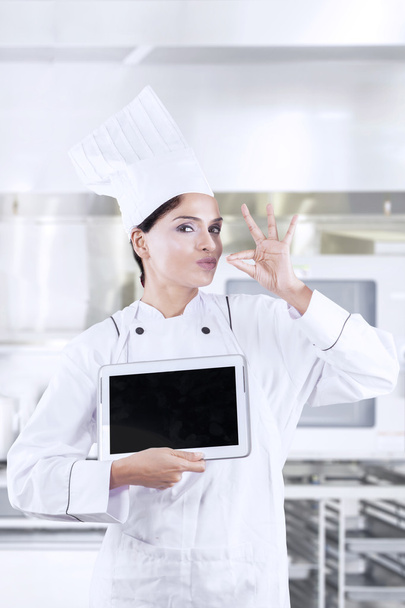 Young chef with deliciousness gesture and tablet - Zdjęcie, obraz