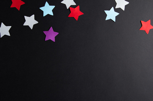 Estrellas de papel de diferentes colores
 - Foto, imagen