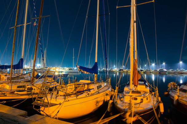 βάρκες στο Αλγκέρο λιμάνι τη νύχτα - Φωτογραφία, εικόνα