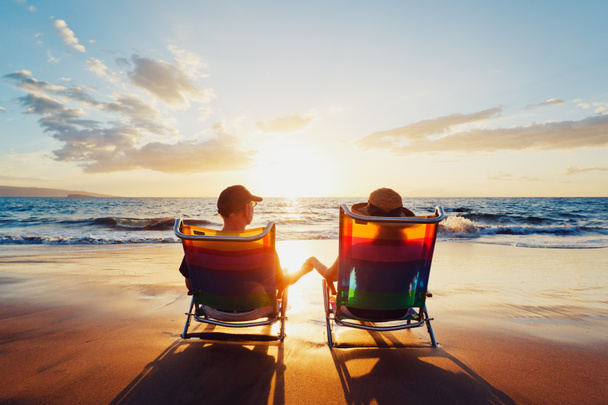 Heureux couple romantique bénéficiant d'un beau coucher de soleil à la plage
 - Photo, image