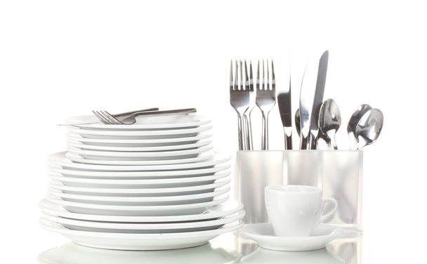 Clean plates and cutlery isolated on white - Foto, afbeelding