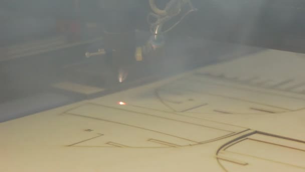Close-up de uma máquina de corte padrões de escultura na placa de madeira
. - Filmagem, Vídeo