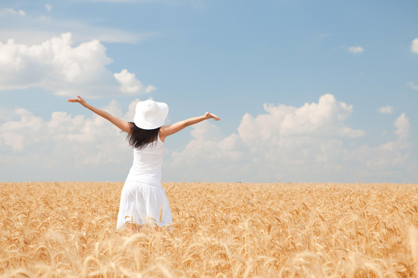 Happy woman in golden wheat - Foto, afbeelding