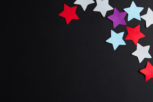 Estrelas de papel de cores diferentes
 - Foto, Imagem