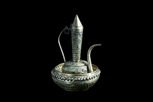 Recipiente de prata velho ewer derramar água, budismo
 - Foto, Imagem