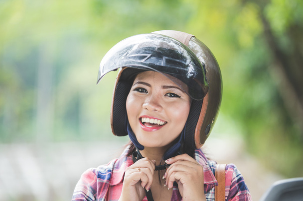 woman wearing helmet - Foto, immagini