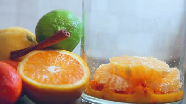 Egészséges ital bogyókkal és gyümölcsökkel - Felvétel, videó
