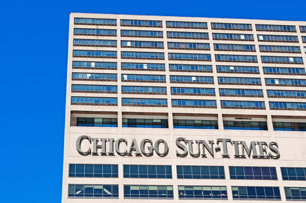 Chicago: opzoeken bij de Chicago Sun-tijd, de oudste continu gepubliceerd dagblad in de stad, van een canal cruise op de Chicago River - Foto, afbeelding